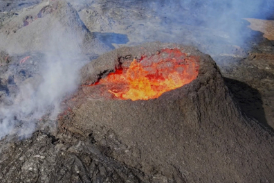 Jeunes cônes volcaniques en éruption - 0mn 41s